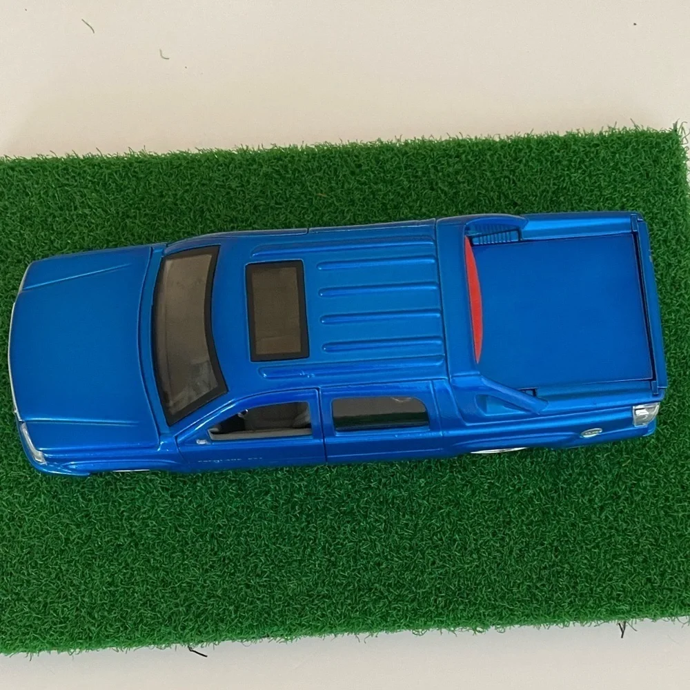 Jada Dub City 1:24 Diecast 2002 Cadillac Escalade EXT Blue Custom Lowrider Truck - Picture 10 of 14